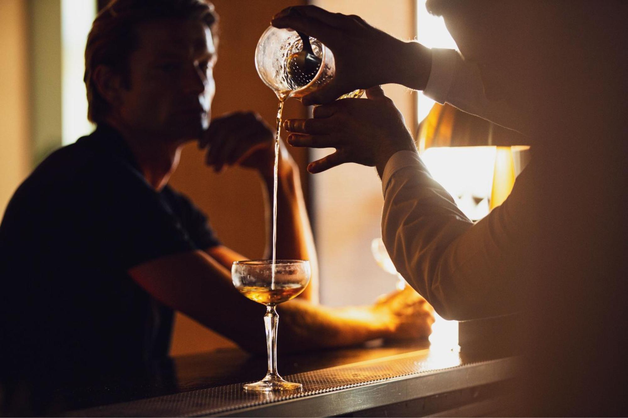 Domes Lake Algarve, Autograph Collection Vilamoura Luaran gambar A bartender preparing a cocktail