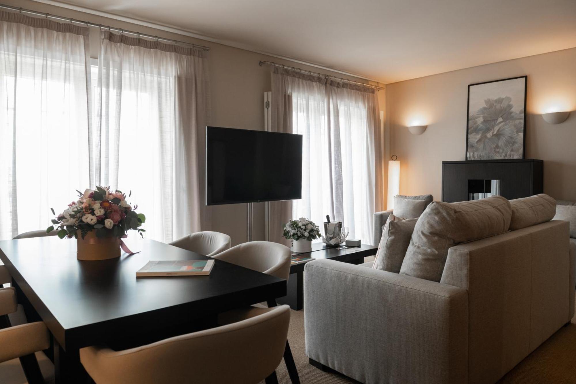 Domes Lake Algarve, Autograph Collection Vilamoura Luaran gambar A living room in a serviced apartment in Madrid, Spain