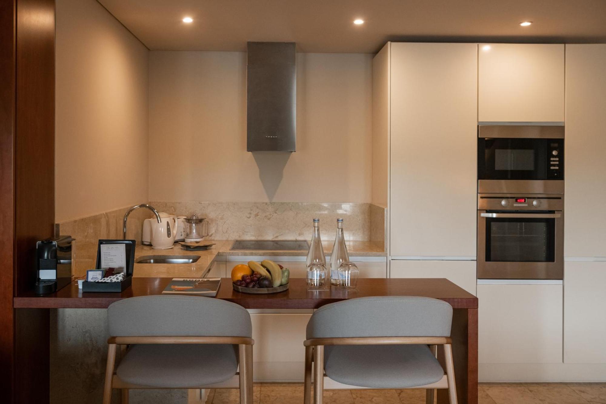 Domes Lake Algarve, Autograph Collection Vilamoura Luaran gambar A kitchen in a serviced apartment