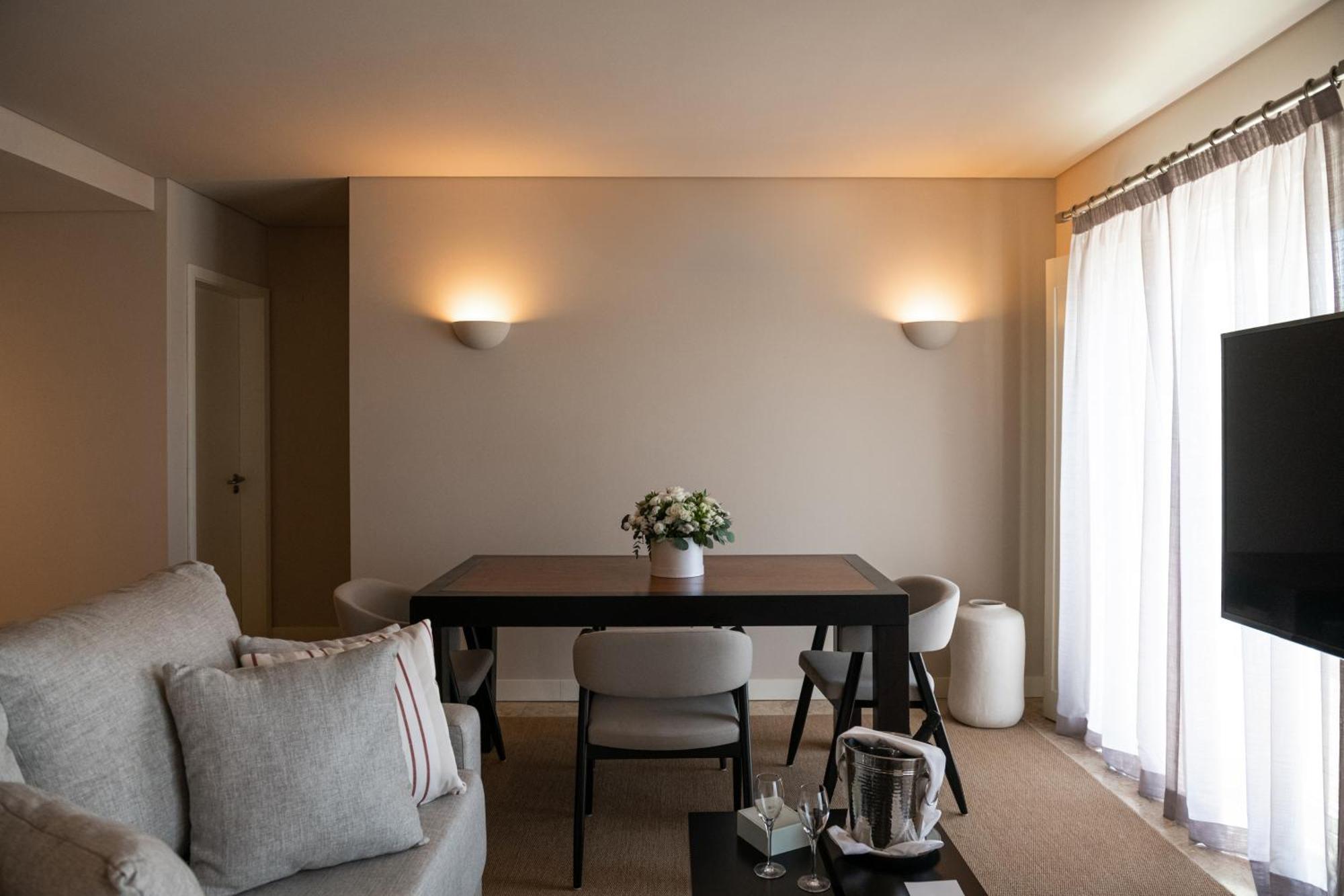 Domes Lake Algarve, Autograph Collection Vilamoura Luaran gambar A living room with indirect lighting